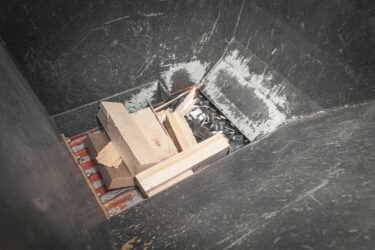 Holzabschnitte werden mit einem Shredder zerkleinert