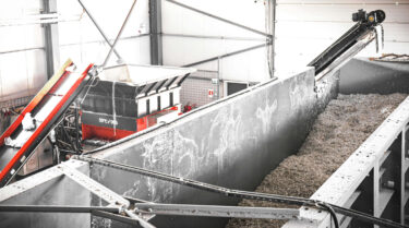 weima shredder neben silo mit zerkleinertem material