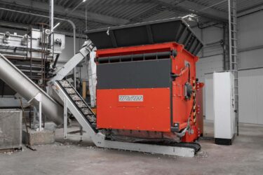 orangefarbener WEIMA S7.20 Einwellen-Zerkleinerer mit Förderband bei Stiphout Plastics in den Niederlanden
