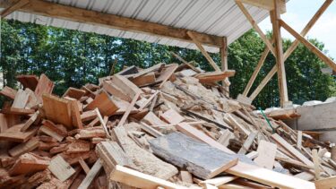 Überdachtes Abbruchholz Altholz auf einem Haufen