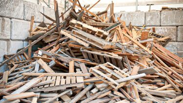 Holz Haufen aus Paletten und Holz Möbeln Altholz