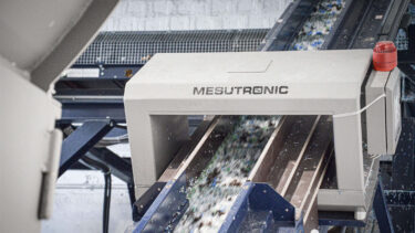 metal detection magnet on top of a shredder infeed conveyor