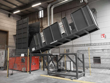 Tilting table of the WEIMA WLK 1500 at UNILIN is raised hydraulically