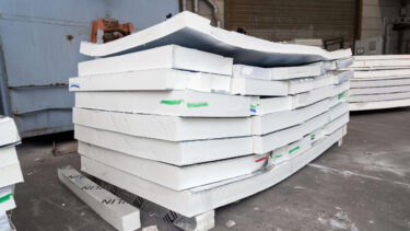 Stapel mit aussortierten UNILIN PU-Schaum Dämmplatten vor der Zerkleinerung mit WEIMA