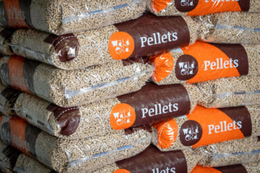 Gestapelte Holzpellets Säcke