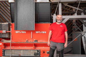 Eine Mann steht vor einem WEIMA WLK 1500 Shredder