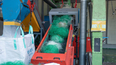 Loaded shredder conveyor belt with fishing nets
