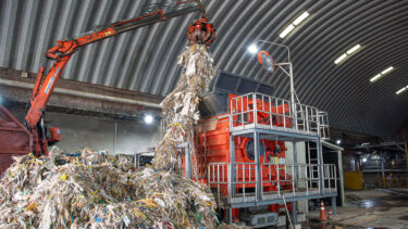 WEIMA PreCut Shredder zerkleinert Pulper Zöpfe und wird mit einem Kran befüllt