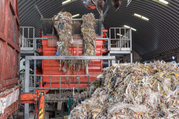 Shredder Befüllung mit meterlangen Pulper Zöpfen