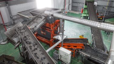 WEIMA Shredder für Reifen Zerkleinerung umgeben von Förderbändern