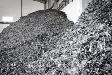 Zerkleinerte Altreifen auf einem Haufen nach dem Shreddern mit WEIMA