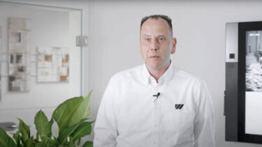 Portrait in weißem Hemd von Oliver-Werner Sadrinna, Head of Supply bei WEIMA