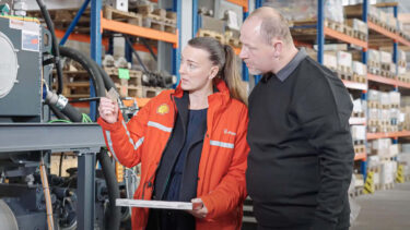 Frau von Kreissler24 | Shell spricht mit WEIMA Mitarbeiter