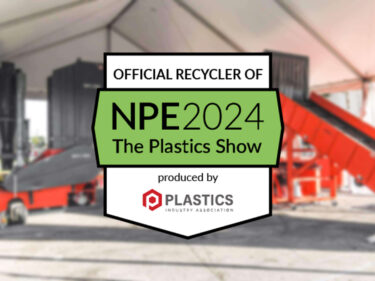 WEIMA Maschinen im Hintergrund, davor NPW Recyclingpartner Logo