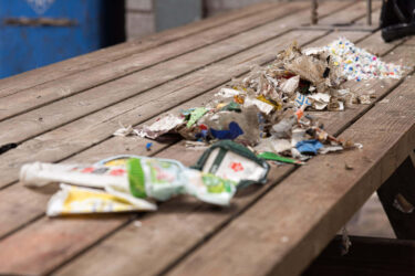 Verschiedene Materialzustände des Post-Consumer Recyclingprozesses von Rohmaterial bis Granulat