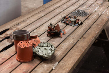 Verschiedene Materialzustände des Blumentopf Recyclingprozesses von Rohmaterial bis Granulat