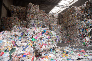 Ballen von Post-Consumer Kunstoffen vor der Zerkleinerung mit einem WEIMA Shredder