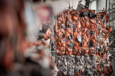 Ballen von Roten und grauen Plastikblumentöpfen vor der Zerkleinerung mit einem WEIMA Shredder