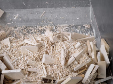 Verschiedene Größen von Holzresten und bereits zerkleinertem Material.