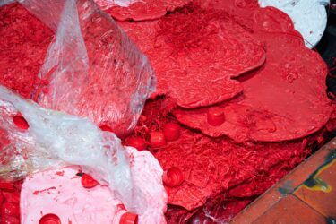 Plattgedrückte rote Anfahrklumpen auf einem Haufen