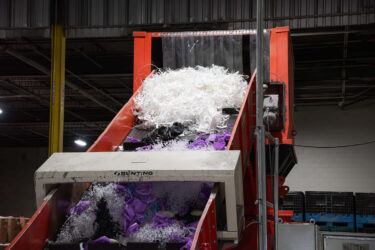 Über dem Förderband befindet sich ein Querband-Metalldetektor. Dieser filtert Störstoffe, bevor der Materialstrom in den Shredder gelangt.