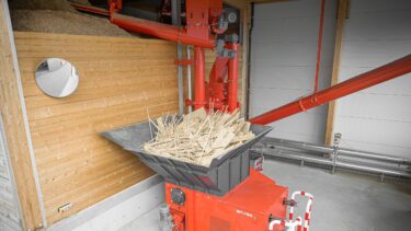Mit Holzabfällen befüllter WEIMA WLK 1500 Shredder neben einem Spänebunker