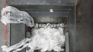 Blick in den Schneideraum eines WEIMA Kunststoff Shredders, der mit einem Rotor transparente LDPE-Folie shreddert