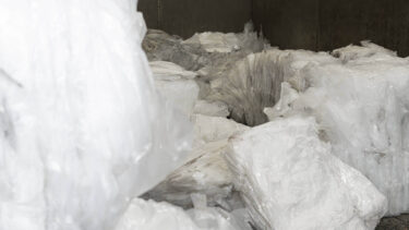 Ein Berg von weißer bzw. transparenter LDPE-Folie