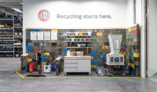 Precious Plastic workspace in der WEIMA Zentrale mit Spritzgussmaschine und Shredder