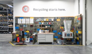 Precious Plastic workspace in der WEIMA Zentrale mit Spritzgussmaschine und Shredder