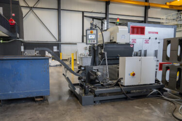 Die WEIMA TH 1500 Presse steht in einer Industriehalle