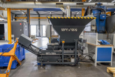 Die WEIMA C.200 Presse steht in einer Industriehalle