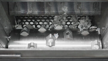 Blick in den Schneidraum des Shredders mit Rotor und Schneidmessern