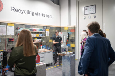 Precious Plastic Workshop bei WEIMA mit Menschen vor Maschinen