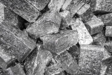 WEIMA Briketts auf einem Haufen aus Metallspäne