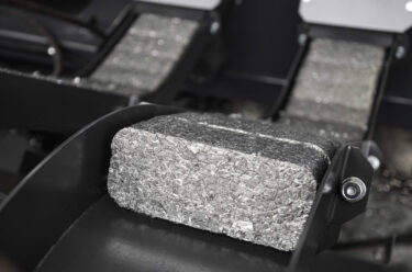 Aluminiumspäne die zu rechteckigen Briketts verpresst wurden und nun recycelt werden können