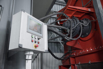 Hydraulikantrieb mit Touchpad Bedienpanel an einem WEIMA Shredder