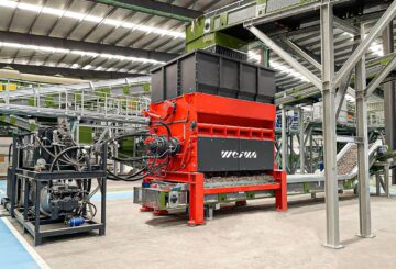 Hägglunds Hydraulikantrieb mit PowerPack an einem WEIMA Abfallschredder in einer Produktionshalle