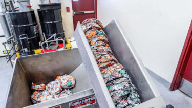 Presslinge im Austragsrohr der WEIMA G.200 Dosenpresse bei New Belgium Brewing