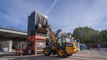 An excavator fills the WEIMA Shredder PowerLine 2500