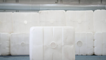 Ein liegender IBC Container