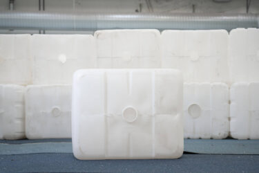 Ein liegender IBC Container