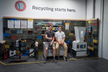 Precious Plastic Workshop bei WEIMA mit 2 Personen vor Maschinen