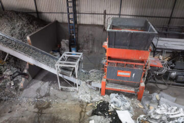 Ansicht von oben wie ein WEIMA Shredder Industrie- und Hausabfälle zerkleinert