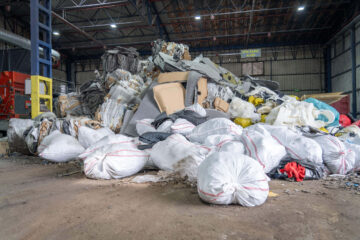Großer Haufen Sondermüll in der Produktionshalle von Dekasan