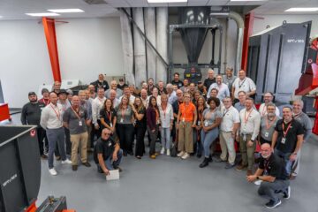 Gruppenfoto mit WEIMA Angestellten vor Maschinen in Fort Mill, SC