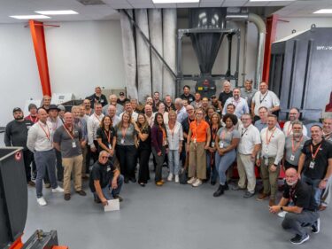 Gruppenfoto mit WEIMA Angestellten vor Maschinen in Fort Mill, SC