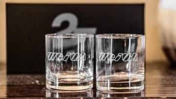 Zwei WEIMA Gläser stehen auf einem Tisch