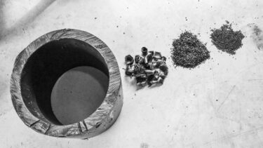 Zerkleinerungsstufen eines HDPE Rohrs das geshreddert wurde