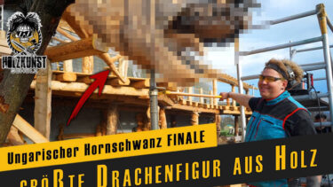 Ein Youtube Thumbnail mit einem Mann und einem verpixelten Drache aus Holz